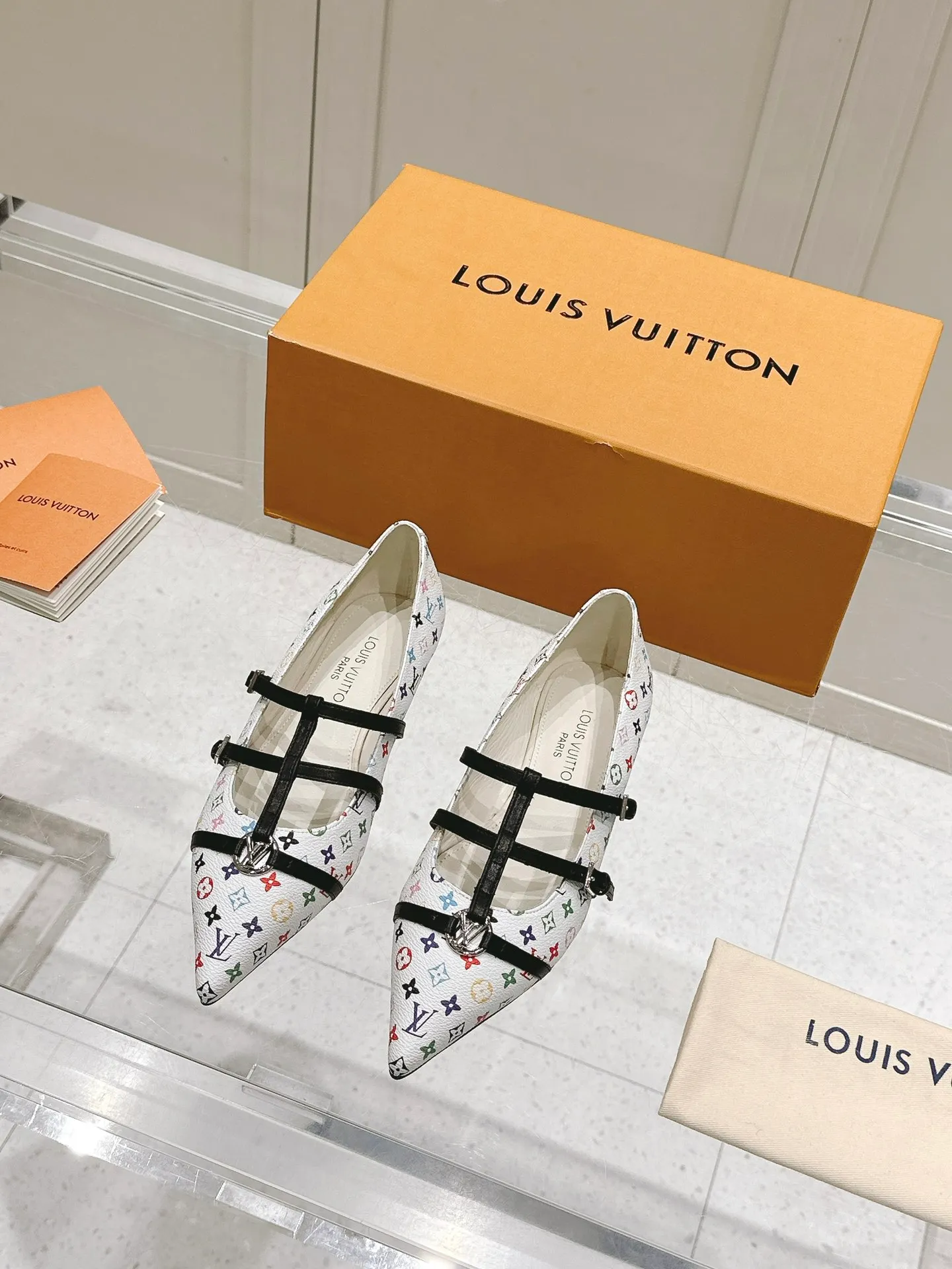 👟👟Ex-factory price 680👟👟 L V➕ Murakami Takashi co-branded series top quality louis vuitton ss25 new arrival～ LV.2025 spring and summer series｜new pointed toe high heels🆕 The small pointed toe of the eagle is matched with a hollow leather strip and a small square buckle to adjust the tightness, and the LV hardware "logo" is embellished, and the details and texture are particularly high-end! The sharp styling effect is a visual feast💯It is difficult to conceal the elegant temperament of LV. It is easy to wear, comfortable, sexy and exquisite ~ Grade A sheepskin lining is soft and breathable. The genuine leather outsole imported from Italy is easy to wear and will not tire your feet. Size: 35-40 (41 customized items are non-refundable)